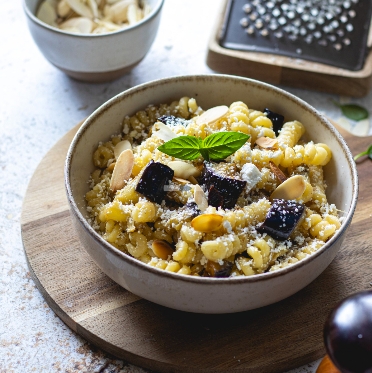 Fusilli padlizsánnal, ricottával és mandulával